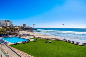 uma piscina ao lado de uma praia e do oceano em Villa San Valentin 48 - Playa Arcangel em Rosarito