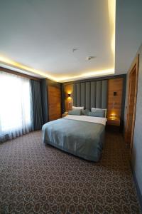 Habitación de hotel con cama grande y ventana en Green Prusa Hotel, en Bursa