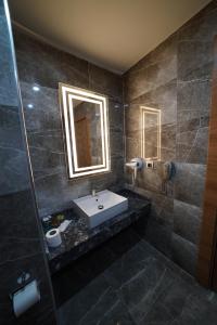 y baño con lavabo y espejo. en Green Prusa Hotel, en Bursa