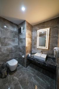 y baño con aseo, lavabo y espejo. en Green Prusa Hotel, en Bursa