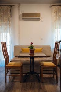 mesa con 2 sillas y sofá en Urban Studio Apartments en Strumica