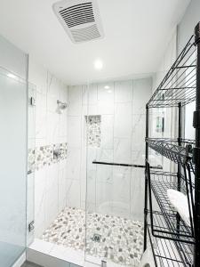 y baño con ducha y puerta de cristal. en Spacious 4BR-4BA in Hollywood-FUL2-WW, en Los Ángeles