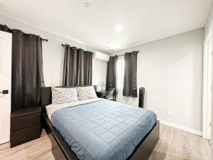 1 dormitorio con 1 cama con manta azul en Spacious 4BR-4BA in Hollywood-FUL2-WW, en Los Ángeles