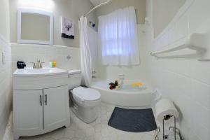 Koupelna v ubytování Chic Oasis: 3BR, 2BA, Private Deck