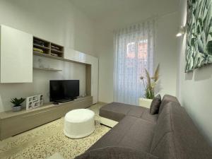 ein Wohnzimmer mit einem Sofa und einem TV in der Unterkunft Alloggio dei Volsci in Nettuno
