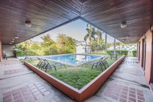 una piscina con sedie e un patio di Hotel Caña Brava Inn a Cañas