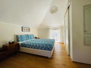 - une chambre avec un lit et une couette bleue dans l'établissement Villa Verde Piran, Authentic Mediterranean Stay, à Piran