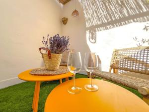 dos copas de vino sentadas en una mesa en La Suite Majorelle, en LʼIsle-sur-la-Sorgue