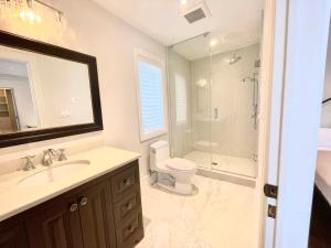 W łazience znajduje się umywalka, toaleta i prysznic. w obiekcie Vihome520-Beautiful house near North York Center w mieście Toronto
