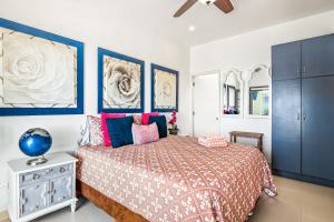 a bedroom with a bed and a blue accent wall at Villa Magenta 47 - Playa Arcangel in Rosarito
