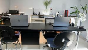 ein schwarzer Schreibtisch mit zwei Laptops darüber in der Unterkunft 31 LOFT duplo · LOFT 900m da São Paulo Expo e no metrô Jabaquara in São Paulo