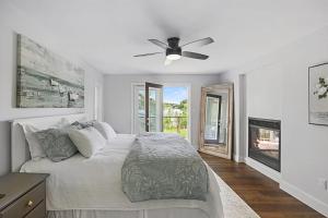 a bedroom with a bed and a ceiling fan at Todholm Muskoka in Port Carling