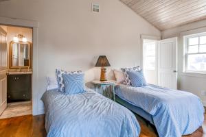 ギアハートにあるModern Gearhart Getaway, Walk to Beach and Downtown!のベッドルーム(青い掛け布団付きのベッド2台付) +16枚の写真