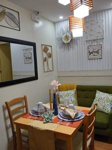 - un salon avec une table et un canapé vert dans l'établissement Seawind Condo - Sea View Samal Island View Gene Vacation Homes, à Davao