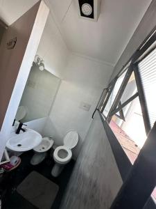 ein kleines Bad mit WC und Waschbecken in der Unterkunft Boulevard Honorio in Buenos Aires