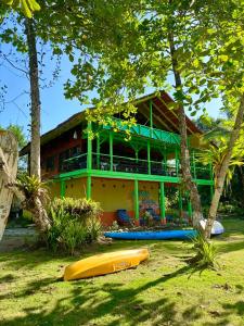 Um jardim no exterior de Beachfront with mountain view