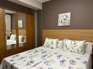 um quarto com uma cama e um espelho em Apartment in the heart of the Camino de Santiago em Sarria