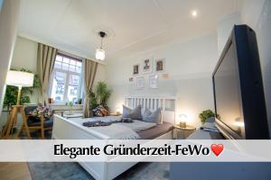 1 dormitorio con 1 cama y sala de estar en 12 FEWOs im Jugendstilhaus mit Aufzug, Kingsize Doppelbett, Smart-TV, etc, en Erfurt
