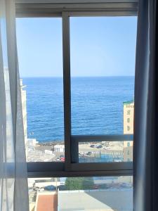 uma vista para o oceano a partir de uma janela em Vacacional familiar al mar em Candelaria