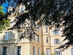 エキュリにあるGrand appartement d'exception au Château Randinの多くの窓がある大きな日焼けの建物