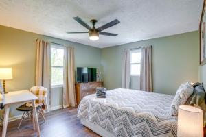 une chambre avec un lit et un ventilateur de plafond dans l'établissement Serene Roseland Retreat Near Wintergreen Resort!, à Roseland
