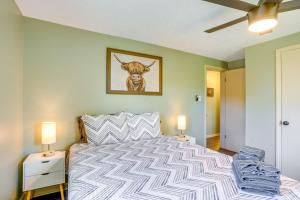 - une chambre avec un lit et une photo d'une vache sur le mur dans l'établissement Serene Roseland Retreat Near Wintergreen Resort!, à Roseland