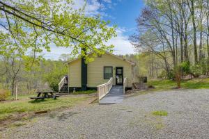 Une petite maison jaune avec une table de pique-nique devant elle dans l'établissement Serene Roseland Retreat Near Wintergreen Resort!, à Roseland