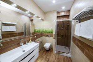 a bathroom with a sink and a shower and a toilet at Chisinau Centre Apartments in Chişinău