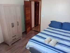 a bedroom with a bed with blue and white sheets at Apartamento Mobiliado - Wi-Fi in Boa Vista