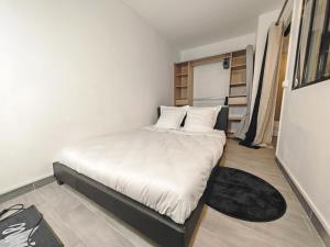 サン・ドニにあるAppartement avec jardin - Métro 13 - Université Saint Denisの小さなベッドルーム(白いシーツ付きのベッド1台付)