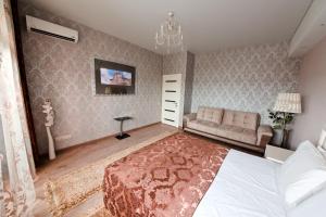 a bedroom with a bed and a couch at Chisinau Centre Apartments in Chişinău