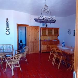 uma sala de jantar com mesa e cadeiras em A due passi dal mare em Codaruina