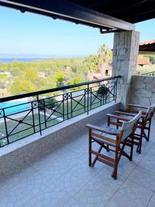 Балкон или терраса в Mikael Pool Villa Paliouri