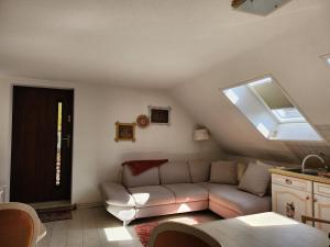 sala de estar con sofá y ventana en Rustikale Wohnung, en Patzig
