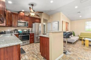 una cucina con mobili in legno e un soggiorno di The Unicorn House - 9 min Park entrance - Pool, Outdoor Dining a Joshua Tree