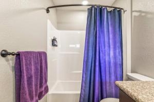 bagno con doccia con tenda viola di The Unicorn House - 9 min Park entrance - Pool, Outdoor Dining a Joshua Tree