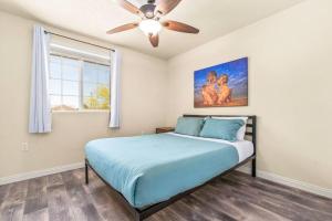 una camera da letto con un letto e un ventilatore a soffitto di The Unicorn House - 9 min Park entrance - Pool, Outdoor Dining a Joshua Tree