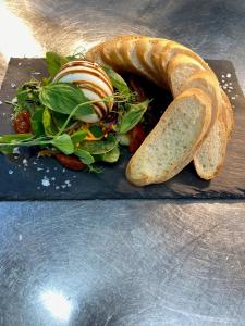 un plato de comida con un sándwich y pan en Dartmoor Halfway Inn en Newton Abbot