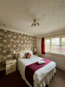 Una cama o camas en una habitación de Haigs Hotel