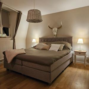 ein Schlafzimmer mit einem Bett mit einem Hirschkopf an der Wand in der Unterkunft Bed & Breakfast Serendipity in Valkenburg