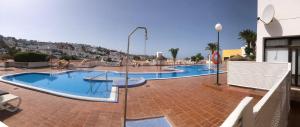 una piscina en un complejo con en Las Brisas Holiday, en Adeje