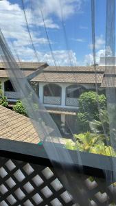 - une vue sur une maison depuis une fenêtre dans l'établissement Flor da Mata, à Pipa