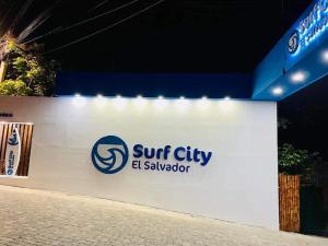 TamaniqueHostal Camila’s的墙上的太阳城救护车标志