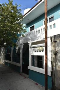 budynek z znakiem na boku w obiekcie Casa Aragón Ortiz w mieście Santa Cruz Huatulco