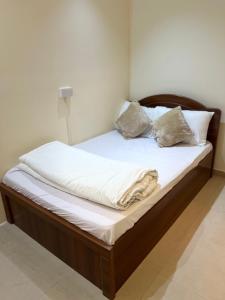 Ένα ή περισσότερα κρεβάτια σε δωμάτιο στο Small Room shared bath with beach access for single person or short stay couplesغرفة صغيرة مع حمام مشترك مع إمكانية الوصول إلى الشاطئ لشخص واحد أو للأزواج الذين يقيمون لفترة قصيرة