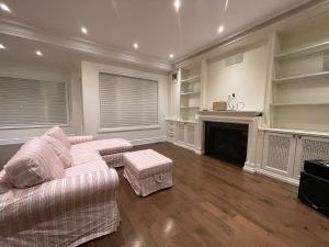 salon z kanapą i kominkiem w obiekcie Vihome520-Beautiful house near North York Center w mieście Toronto