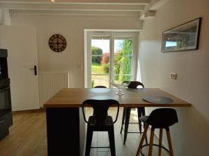 Μια τηλεόραση ή/και κέντρο ψυχαγωγίας στο Holiday home in the heart of the Swiss normandy