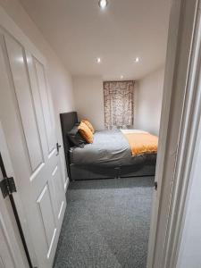 - une petite chambre avec un lit et une fenêtre dans l'établissement Modern 2 bedroom Flat in Balham, à Londres