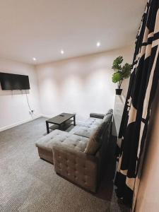 - un salon avec un canapé et une table dans l'établissement Modern 2 bedroom Flat in Balham, à Londres