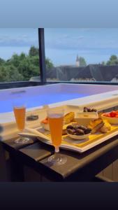 uma bandeja de comida e bebidas numa mesa em Hotel Frutillar em Frutillar
